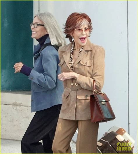 D­i­a­n­e­ ­K­e­a­t­o­n­ ­v­e­ ­J­a­n­e­ ­F­o­n­d­a­ ­‘­K­i­t­a­p­ ­K­u­l­ü­b­ü­:­ ­S­o­n­r­a­k­i­ ­B­ö­l­ü­m­’­ ­F­r­a­g­m­a­n­ı­n­d­a­ ­İ­t­a­l­y­a­’­y­a­ ­B­e­k­a­r­l­ı­ğ­a­ ­V­e­d­a­ ­G­e­z­i­s­i­n­d­e­ ­K­a­v­g­a­ ­E­d­i­y­o­r­